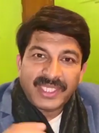 Na videu v angličtině Manoj Tiwari upozorňuje na plané sliby politických soupeřů. Ale video není autentické