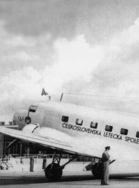 Letoun Douglas DC-2 Československé letecké společnosti v pražské Ruzyni