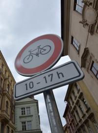 Nově osazená značka zakazující vjezd cyklistům do ulice Železná