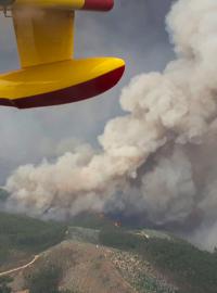 Pondělní letecké snímky lesního požáru v Portagulsku.