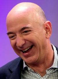 Třiapadesátiletý zakladatel internetového obchodu Amazon Jeff Bezos.
