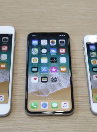 Zleva: iPhone 8 Plus, iPhone X a iPhone 8 (ilustrační snímek)