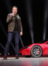 Elon Musk při představení modernizované verze svého prvního sportovního vozu Roadster.