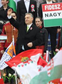 Viktor Orbán a příznivci strany FIDESZ
