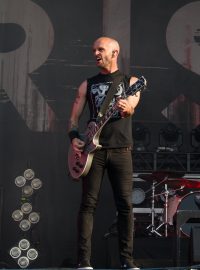 Kytarista Zach Blair a zpěvák Tim McIlrath z kapely Rise Against během vystoupení