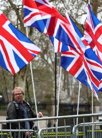 Britské vlajky před parlamentem v Londýně