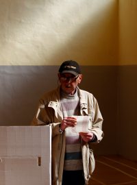 Muž se účastní prezidentských voleb v Severní Makedonii.