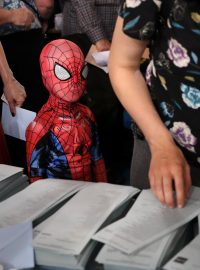 Dítě v kostýmu komixové postavy Spider-Mana během voleb ve španělském Madridu