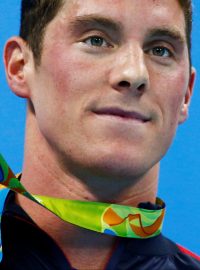 Americký plavec Conor Dwyer s bronzovou olympijskou medailí z Ria z individuálního závodu na 200 metrů (foto ze srpna 2016)