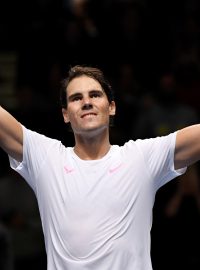Tenista Rafael Nadal slaví vítězství na Turnaji mistrů proti Řekovi Tsitsipasovi