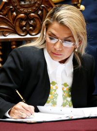 Bolivijská prezidentka Jeanine Áňezová při podpisu zákona o nových volbách