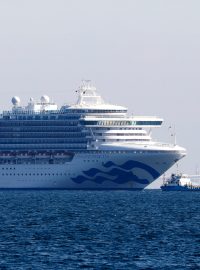 Výletní loď Diamond Princess, kde 14 dnů zůstane všech 3711 cestujících na palubě v karanténě