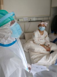 Lékaři kontrolující snímek CT v nemocnici v čínském Wu-chanu