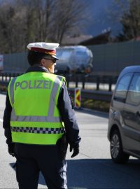 Rakouští policisté na hranicích s Německem