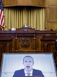 Šéf Facebooku Mark Zuckerberg během videokonference v americkém Kongresu