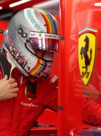 Pilot formule 1 Sebastian Vettel vydražil helmu, v níž odjel některé ze svých posledních závodů v barvách Ferrari, za 225 000 eur (necelých šest milionů korun)