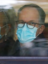 Tým odborníků ze Světové zdravotnické organizace opuští karanténu a odjíždí pátrat po původu koronaviru ve Wu-chanu