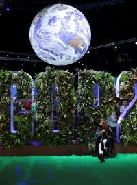 Obří model Země ve vstupní hale konference COP26 v Glasgow