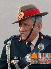 Indický šéf obrany Bipin Ravat zemřel při zřícení helikoptéry.
