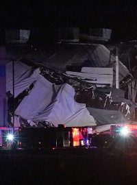 Několik lidí se zřejmě zranilo po pádu střechy ve skladu firmy Amazon v jižním Illinoisu