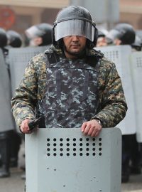 Kazašský poicista stojí na stráži během protestu vyvolaného zvýšením cen paliva v Almaty