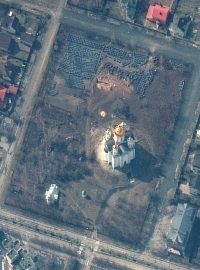 Americká společnost Maxar zveřejnila satelitní snímek ukrajinského města Buča z 31. března, na kterém patrný asi 15 metrů dlouhý příkop v areálu místního kostela svatého Ondřeje; zde se později našel masový hrob