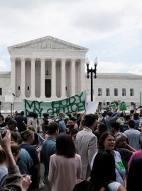 Před budovou Nejvyššího soudu ve Washingtonu se sešli odpůrci i příznivci práva na potrat