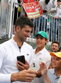 Novak Djoković s fanoušky po výhře v 1. kole turnaje v Adelaide