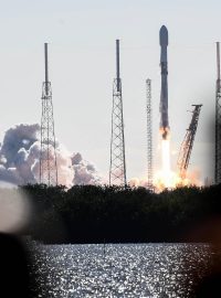 Raketa Falcon 9 společnosti SpaceX startuje z vesmírné stanice Cape Canaveral na Floridě