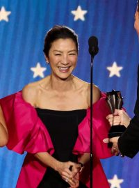 Michelle Yeohová, Ke Huy Quan, Stepanie Hsuová a Johatan Wang přijímají cenu za nejlepší snímek za film