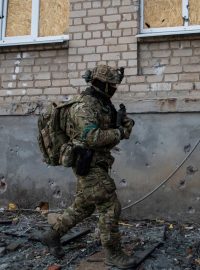 Ukrajinský voják v Bachmutu