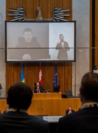 Ukrajinský prezident Volodymyr Zelenskyj ve čtvrtek prostřednictvím videokonference promluvil v rakouském parlamentu
