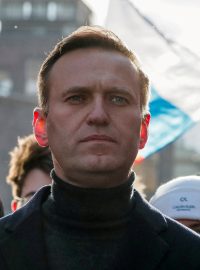Navalnému volali záchranku kvůli onemocnění žaludku, které se zhoršilo po dalším umístění na izolaci, uvedl jeho právník
