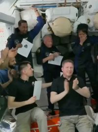 Na Zemi se ve středu po devíti dnech ve vesmíru bezpečně vrátila čtyřčlenná posádka soukromé mise Axiom Mission 2
