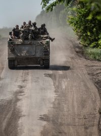 Ukrajinští příslušníci jedou na obrněném transportéru M113 uprostřed ruského útoku na Ukrajinu poblíž města Bachmut
