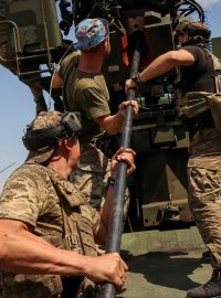 Ukrajinští vojáci se připravují na střelbu z houfnice u města Bachmut