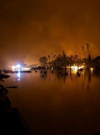 Lesní požáry na druhém největším havajském ostrově Maui si dosud vyžádaly životy nejméně šesti lidí