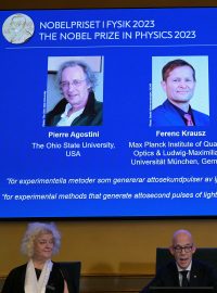 Hans Ellegren, stálý tajemník Královské akademie věd, po boku členů Evy Olssonové a Matse Larssona, vyhlašuje letošní laureáty Nobelovy ceny za fyziku v Královské akademii věd ve Stockholmu