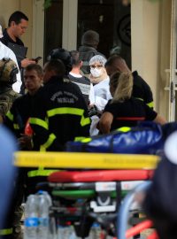 Francouzská policie a záchranáři pracují na místě, kde byl při útoku nožem na střední škole Lycee Gambetta-Carnot v Arrasu zabit učitel a několik lidí zraněno