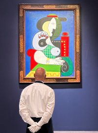 Jedno z mistrovských děl Pabla Picassa, obraz Žena s hodinkami (Femme à la montre) se ve středu večer na aukci v New Yorku vydražil za 139,3 milionu dolarů