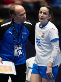 Česká házenkářka Markéta Šustáčková a asistent trenéra Geir Oustorp během čtvrtfinálového utkání mistrovství světa proti Francii