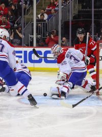 Brankář Montreal Canadiens Sam Montembeault (35) zakročil proti New Jersey Devils během druhé třetiny v Prudential Center