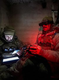 Ukrajinští vojáci obsluhují dron z pohledu první osoby na pozici poblíž města Horlivka
