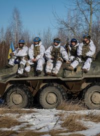 Ukrajinští vojáci se účastní vojenského cvičení v Žytomyrské oblasti
