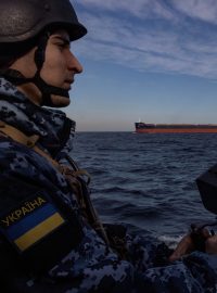 Voják ukrajinské pobřežní stráže hlídkuje v Černém moři (fotografie ze 7. 2. 2024)