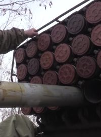 Ruský voják nabíjí salvový raketomet Tornado-G v Kupjanské oblasti