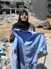 Záchranáři hledají těla ze zničené nemocnice Al Shifa