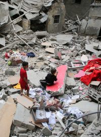 Palestinské děti si prohlížejí místo útoku na dům v Rafahu (fotografie z 27. dubna 2024)