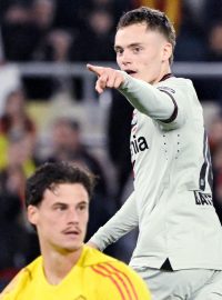 Hráč Bayeru Leverkusen se radují z první vstřelené branky v úvodním semifinálovém utkání Evropské ligy