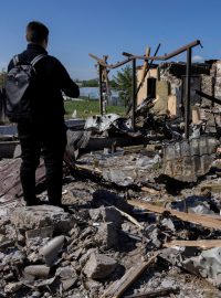 Muž si prohlíží škody na domě, který byl zasažen při ruském raketovém útoku v Krasylivce v Kyjevské oblasti na Ukrajině